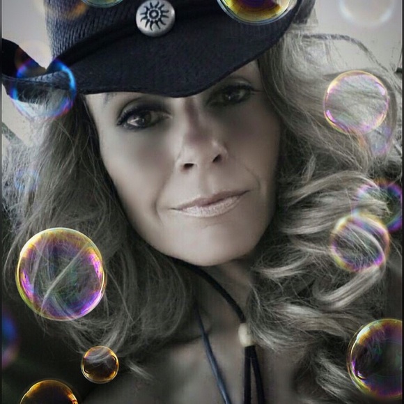 Meet your Posher, Monica - Picture 5 of 8